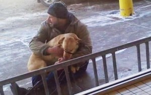 Este hombre vio a un perro abandonado fuera de su casa a -28° C y decidió ayudarlo rápidamente